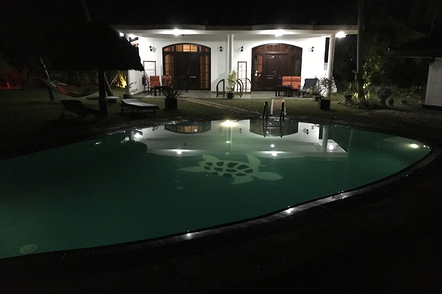 Unser Pool und die Villen 2 und 3 bei Nacht