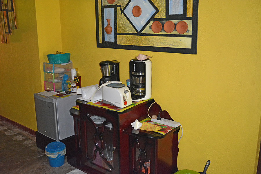 Gemeinschaftskühlschrank, Kaffeemaschine und Toaster im Gemeinschaftsbereich