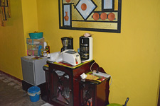 Gemeinschaftskühlschrank, Kaffeemaschine und Toaster im Gemeinschaftsbereich